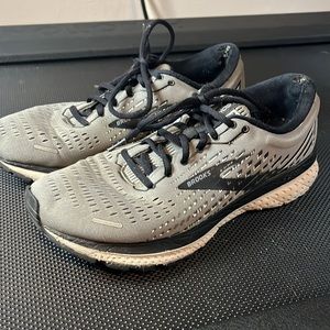 Men's Brooks Ghost 13 Gray and Black Running Shoes / Sneakers Size 9.5